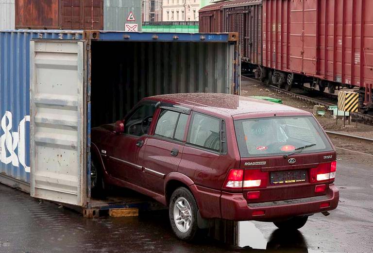 Сколько стоит доставка жд сеткой легковой машины  из Санкт-Петербурга в Владивосток